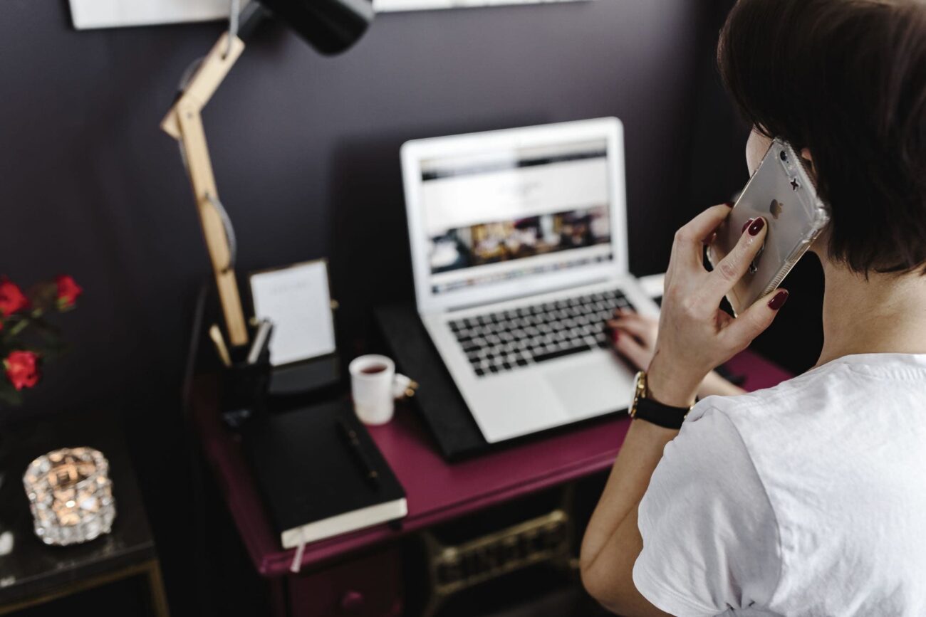 kaboompics woman talking on cell phone 4537